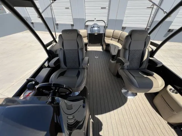 Slide: The Image of Veranda VP22RCT Luxury Tri-Toon 2023 - 10