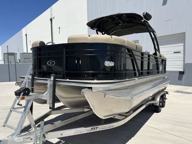 Slide: The Image of Veranda VP22RCT Luxury Tri-Toon 2023 - 3