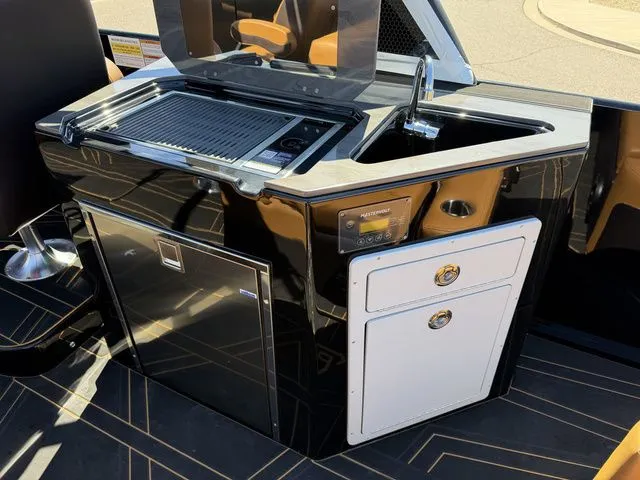 Slide: The Image of Paradigm Boats 266 SURF SL 2025 - 12