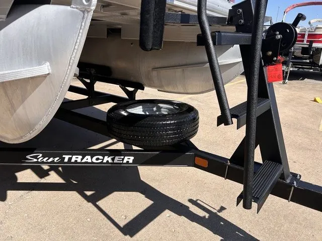 Slide: The Image of Sun Tracker Bass Buggy 18 DLX 2020 - 10