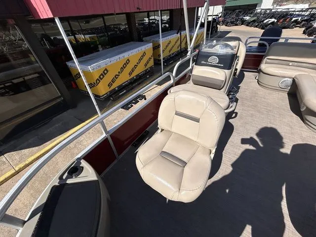 Slide: The Image of Sun Tracker Bass Buggy 18 DLX 2020 - 12