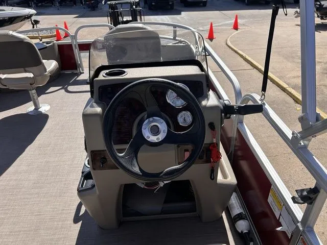 Slide: The Image of Sun Tracker Bass Buggy 18 DLX 2020 - 15