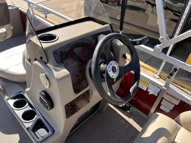 Slide: The Image of Sun Tracker Bass Buggy 18 DLX 2020 - 16