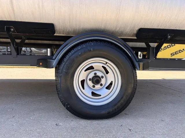 Slide: The Image of Sun Tracker Bass Buggy 18 DLX 2020 - 4