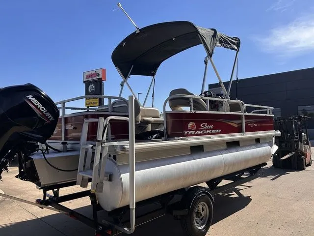 Slide: The Image of Sun Tracker Bass Buggy 18 DLX 2020 - 8