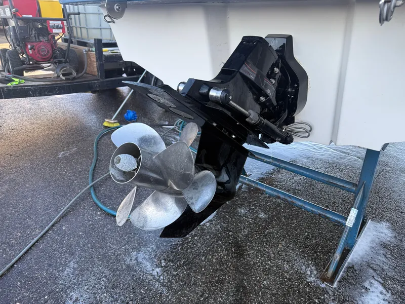 Slide: The Image of Sea Ray SLX 230 2020 - 32