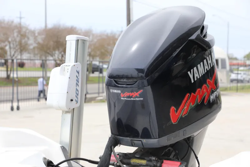Slide: The Image of 2006 Skeeter ZX22 Bay T with Yamaha VMAX outboard motor, featuring Talon shallow water anchor. - 10