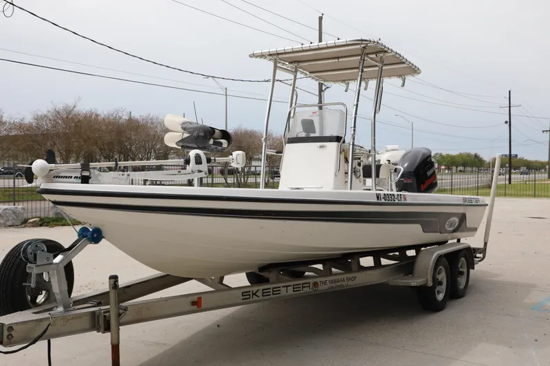 Slide: The Image of 2006 Skeeter ZX22 Bay T boat on trailer, featuring a Minn Kota trolling motor. - 8