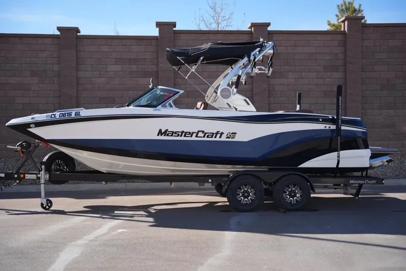 The Image of 2019 MasterCraft XT22 boat on trailer, parked outdoors. - 8