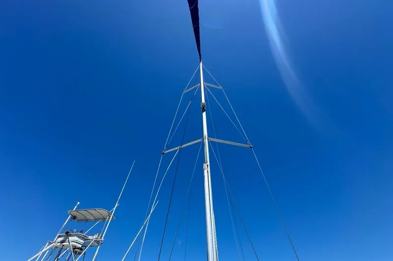 Slide: The Image of Mast of 2005 Beneteau Oceanis Clipper 373 sailboat against clear blue sky. - 18