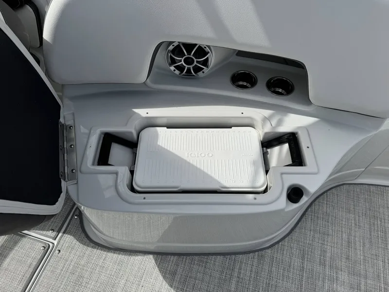 Slide: The Image of Crownline Boats 298 SS 2026 - 17