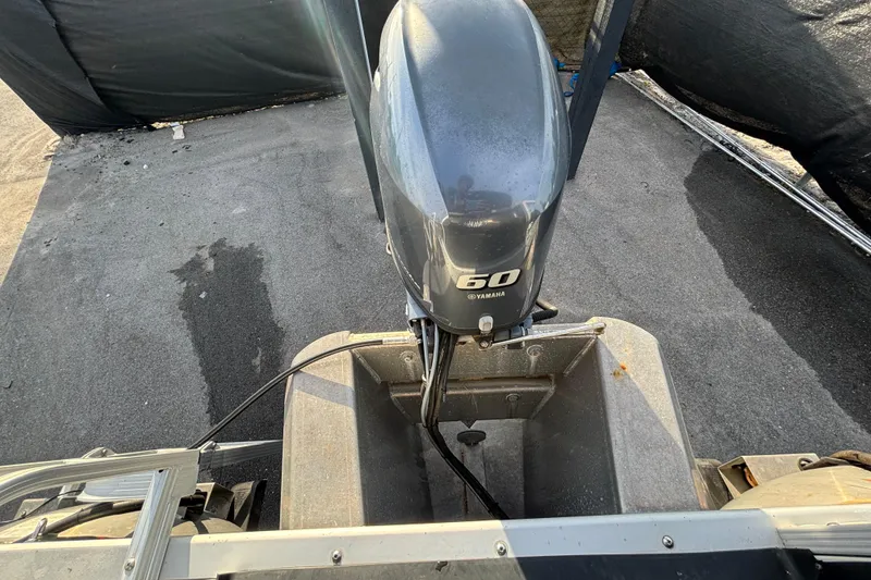 Slide: The Image of 2015 Bennington 20 SSX boat with Yamaha 60 outboard motor. - 66