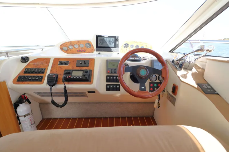 Slide: The Image of Sealine F37 2000 - 10