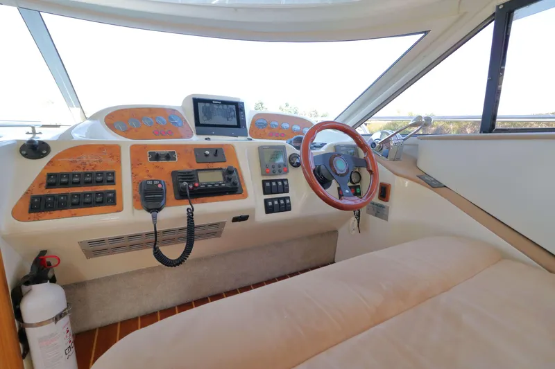 Slide: The Image of Sealine F37 2000 - 12