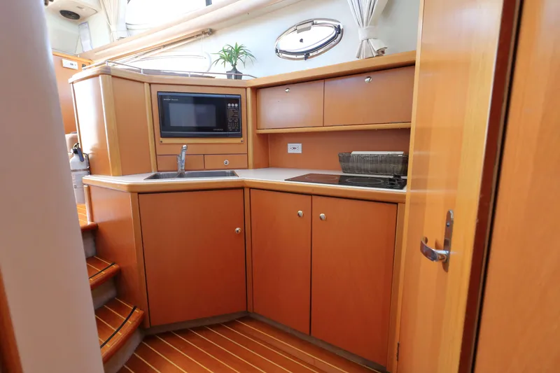 Slide: The Image of Sealine F37 2000 - 22