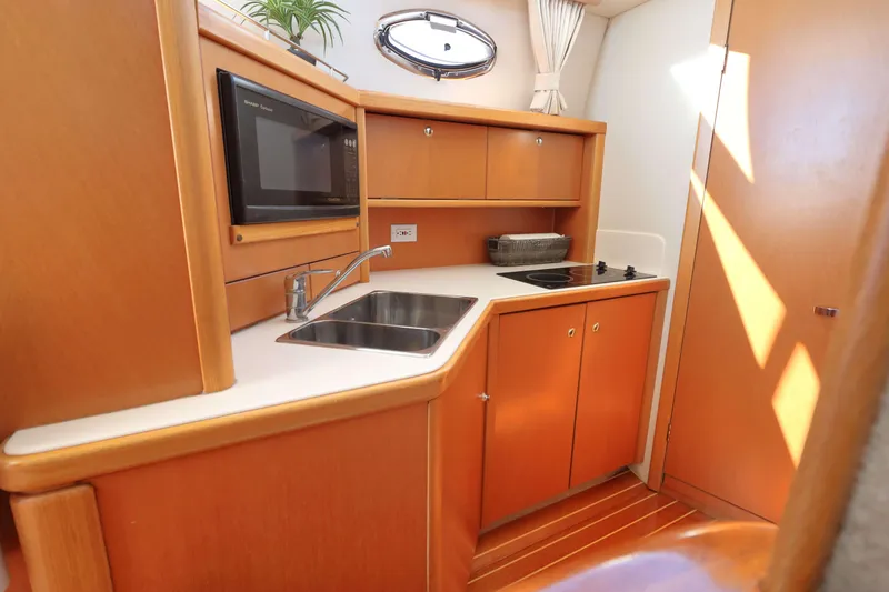 Slide: The Image of Sealine F37 2000 - 23