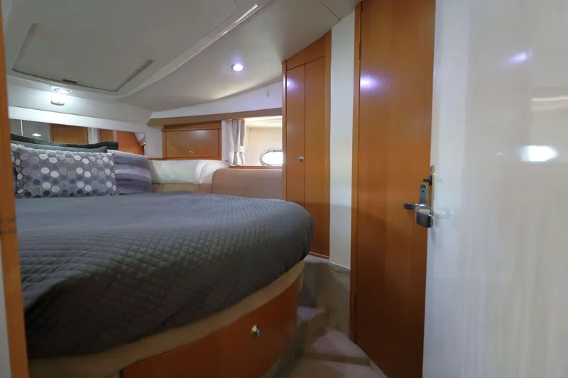 Slide: The Image of Sealine F37 2000 - 24