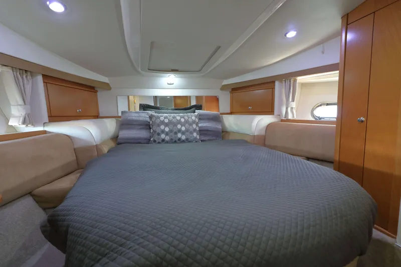 Slide: The Image of Sealine F37 2000 - 25