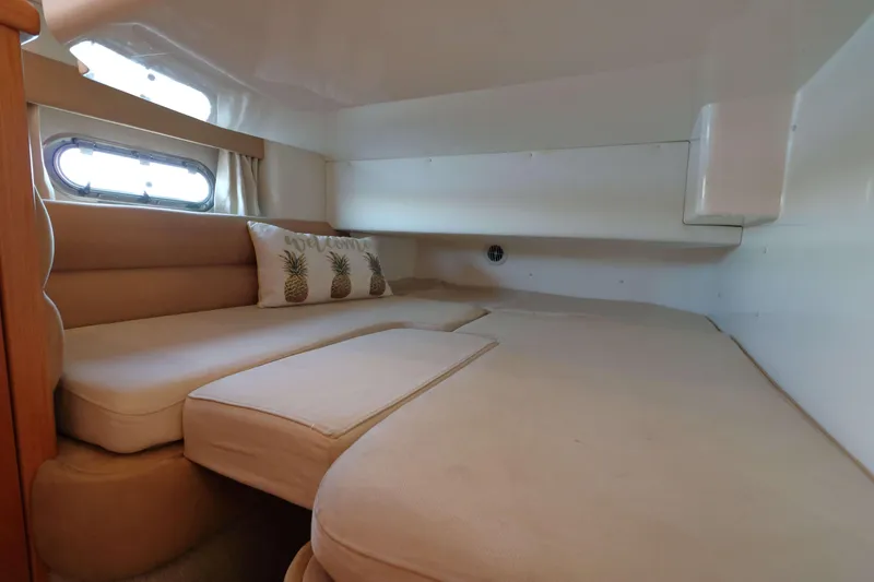 Slide: The Image of Sealine F37 2000 - 27