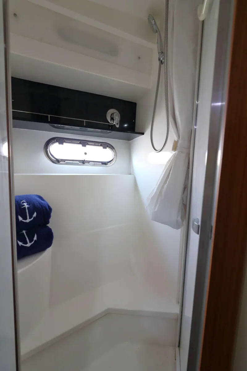 Slide: The Image of Sealine F37 2000 - 29