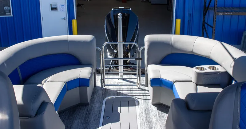 Slide: The Image of Bennington 23 LT Bowrider Fastback 2026 - 10