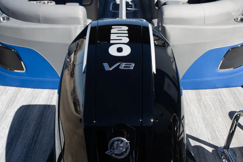 Slide: The Image of Bennington 23 LT Bowrider Fastback 2026 - 11