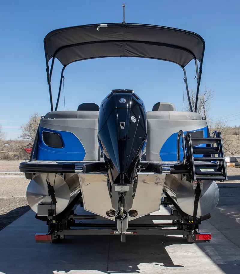 Slide: The Image of Bennington 23 LT Bowrider Fastback 2026 - 4