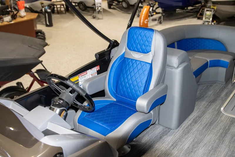 Slide: The Image of Bennington 23 LT Bowrider Fastback 2026 - 5