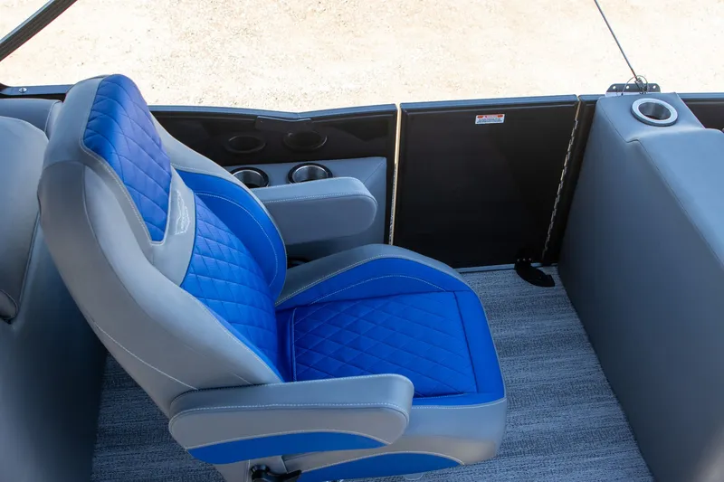 Slide: The Image of Bennington 23 LT Bowrider Fastback 2026 - 6