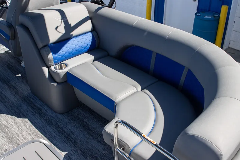 Slide: The Image of Bennington 23 LT Bowrider Fastback 2026 - 8