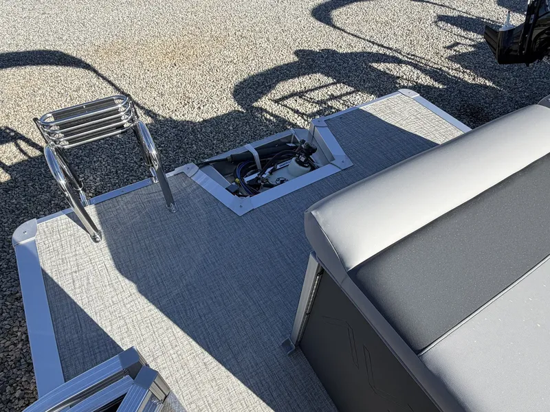 Slide: The Image of Avalon Venture 21 CRUISE-115HP 2026 - 3