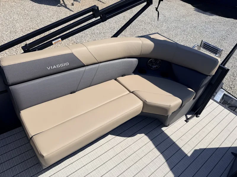 Slide: The Image of Viaggio Lago V 20 U-HONDA 115, luxurious boat seating, 2026 model. - 7