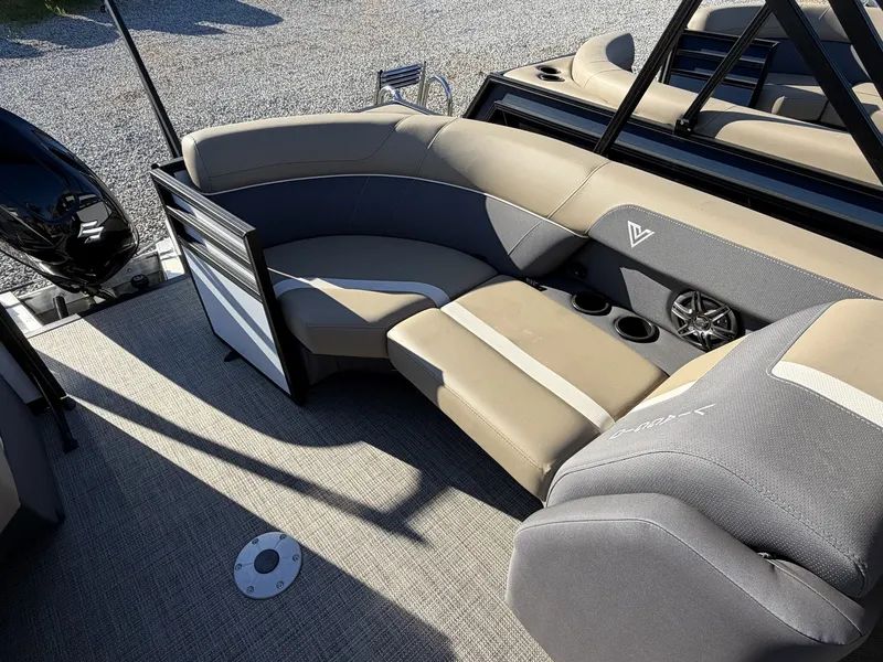 Slide: The Image of Viaggio Lago X 22U-SUZUKI 140 2025 - 5