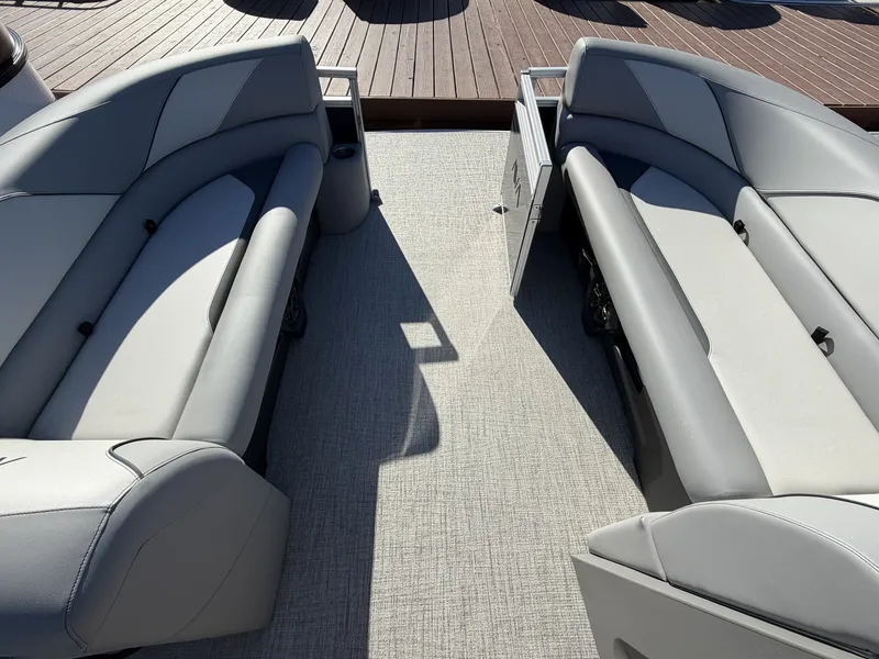 Slide: The Image of Avalon Venture 21 CRUISE-115HP 2026 - 7
