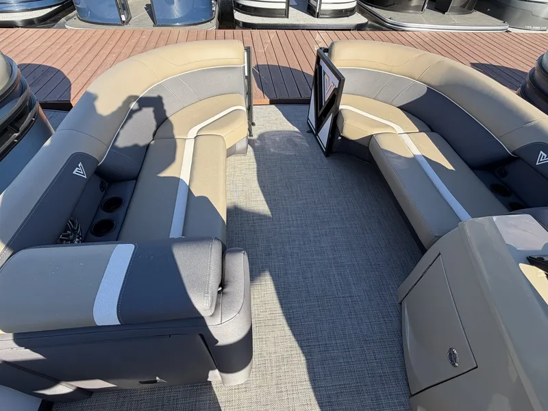 Slide: The Image of Viaggio Lago X 22U-SUZUKI 140 2025 - 3