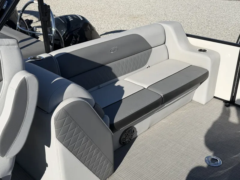 Slide: The Image of Veranda Vista Series TRITOON 200HP YAMAHA 2026 - 7