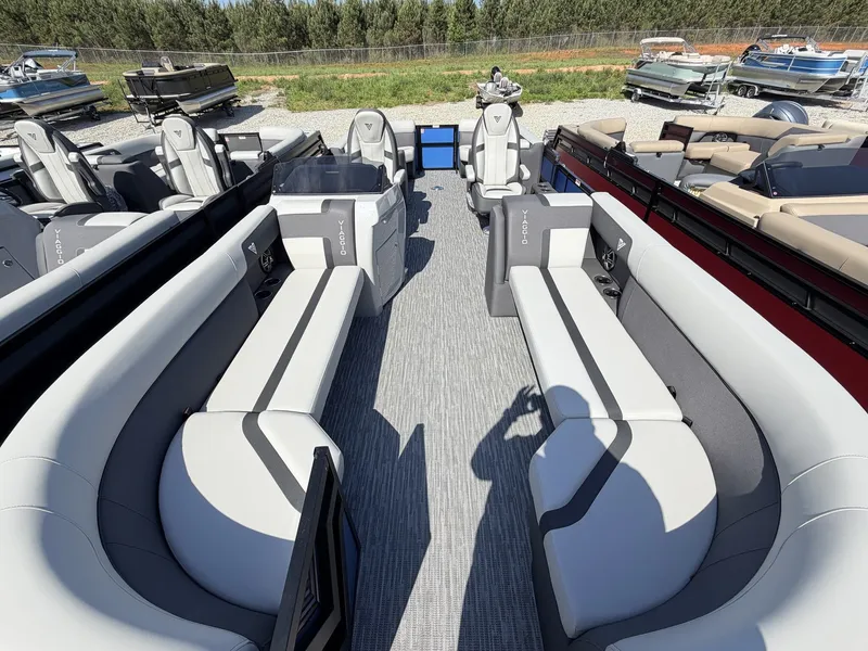 Slide: The Image of Viaggio Lago X TRITOON-250 HONDA 2026 - 10