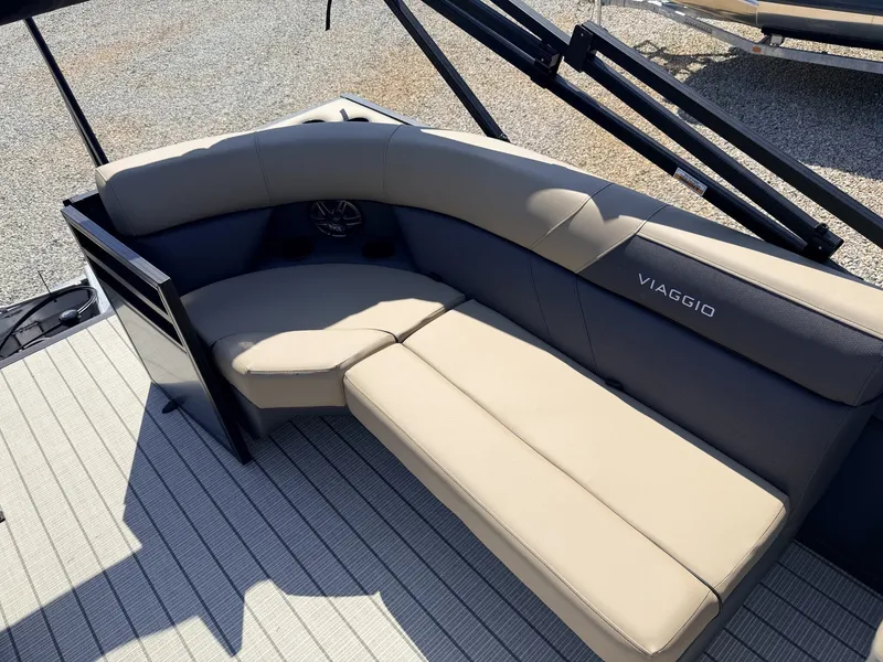 Slide: The Image of Luxurious Viaggio Lago V 20 U-HONDA 115 boat seating, 2026 model. - 8