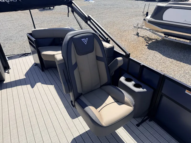 Slide: The Image of Viaggio Lago V 20 U-HONDA 115, luxurious boat seating, 2026 model. - 9
