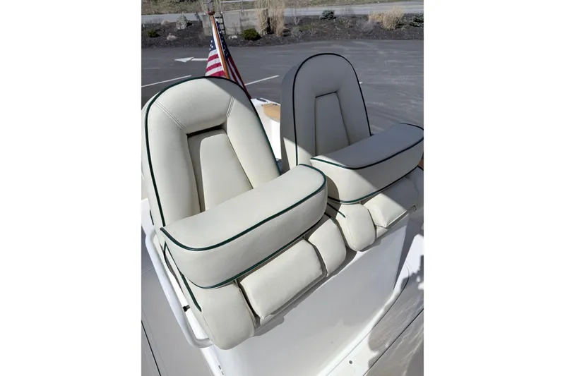 Slide: The Image of 2008 Hunt Yachts Surfhunter 25 Center Console boat seats with American flag in background. - 20