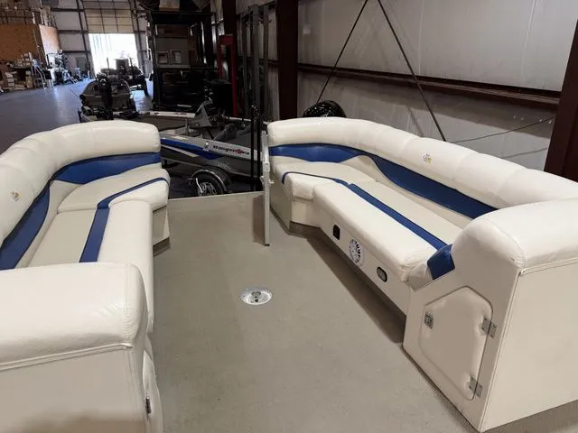 Slide: The Image of SunCatcher LX3 Tri-Toon W/ Yamaha 150 2004 - 18