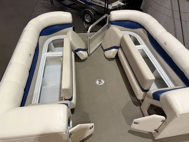 Slide: The Image of SunCatcher LX3 Tri-Toon W/ Yamaha 150 2004 - 19