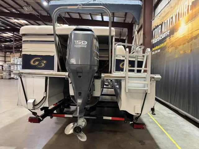 Slide: The Image of SunCatcher LX3 Tri-Toon W/ Yamaha 150 2004 - 4