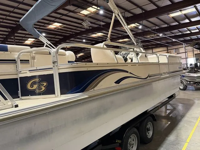 Slide: The Image of SunCatcher LX3 Tri-Toon W/ Yamaha 150 2004 - 6