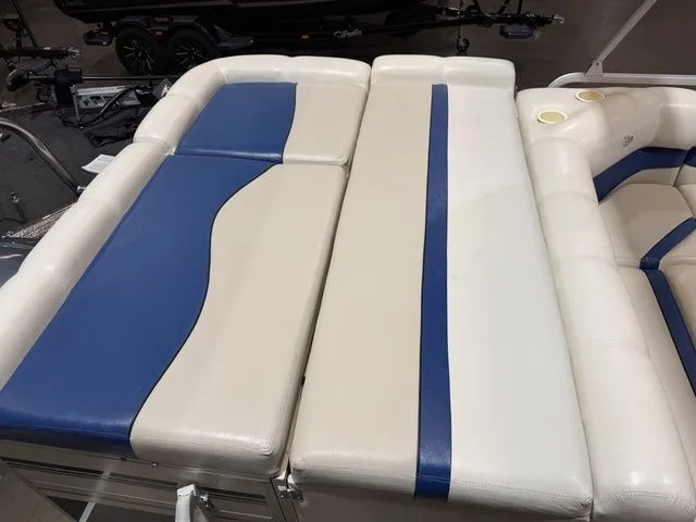 Slide: The Image of SunCatcher LX3 Tri-Toon W/ Yamaha 150 2004 - 9