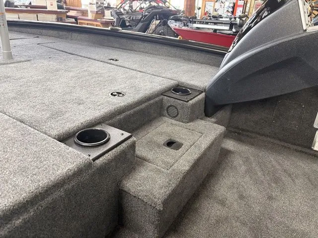 Slide: The Image of Tracker Pro Team 190 TX 2026 - 10