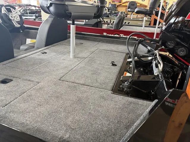 Slide: The Image of Tracker Pro Team 190 TX 2026 - 15