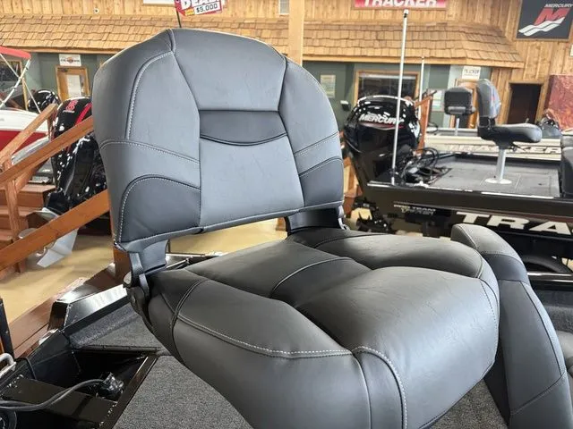 Slide: The Image of Tracker Pro Team 190 TX 2026 - 19