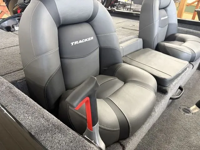 Slide: The Image of Tracker Pro Team 190 TX 2026 - 20