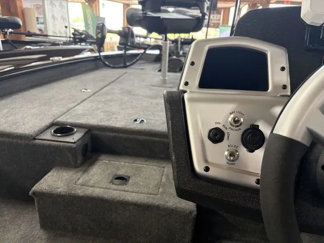 Slide: The Image of Tracker Pro Team 190 TX 2026 - 22